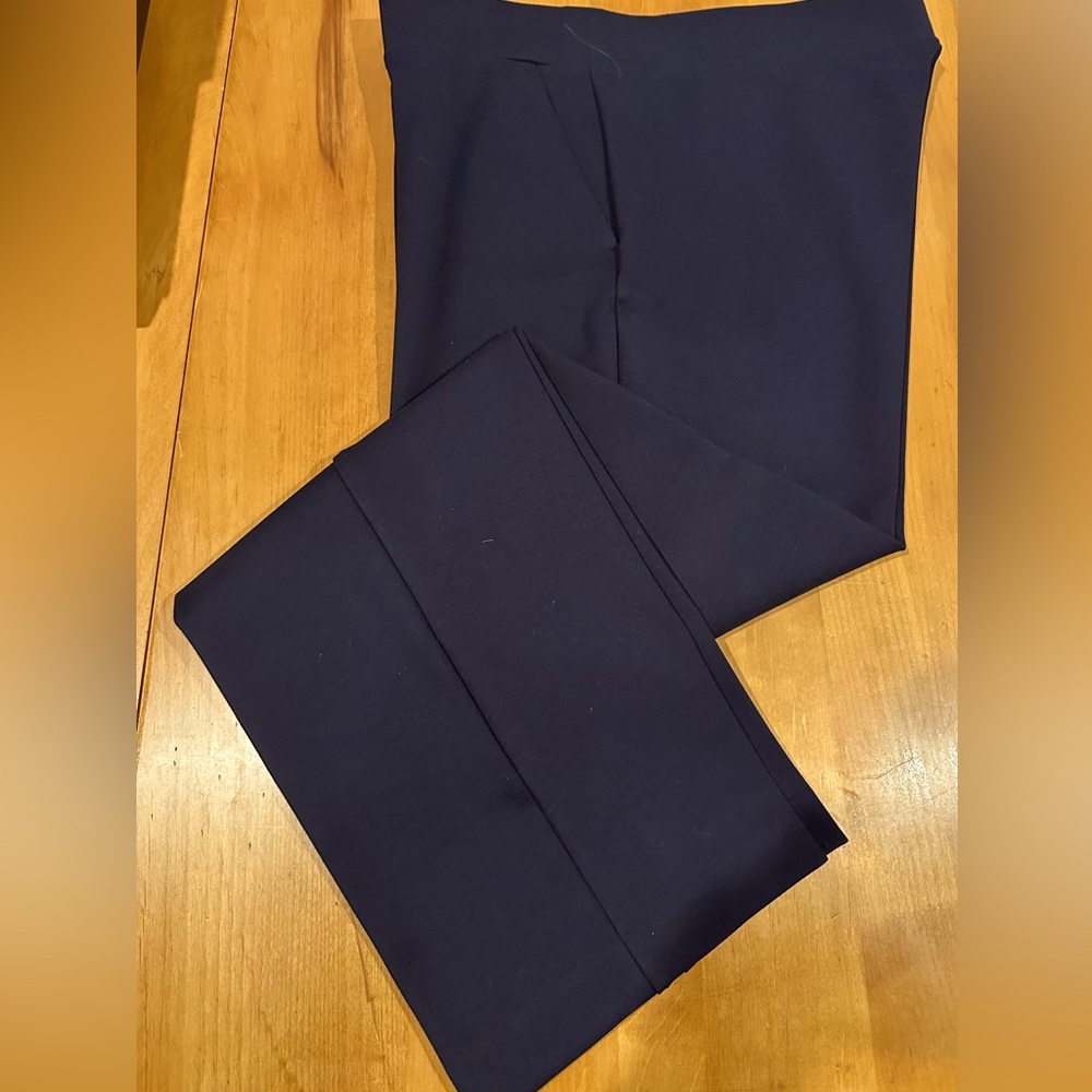 Style and ease in these flattering, comfortable Ponte pants.